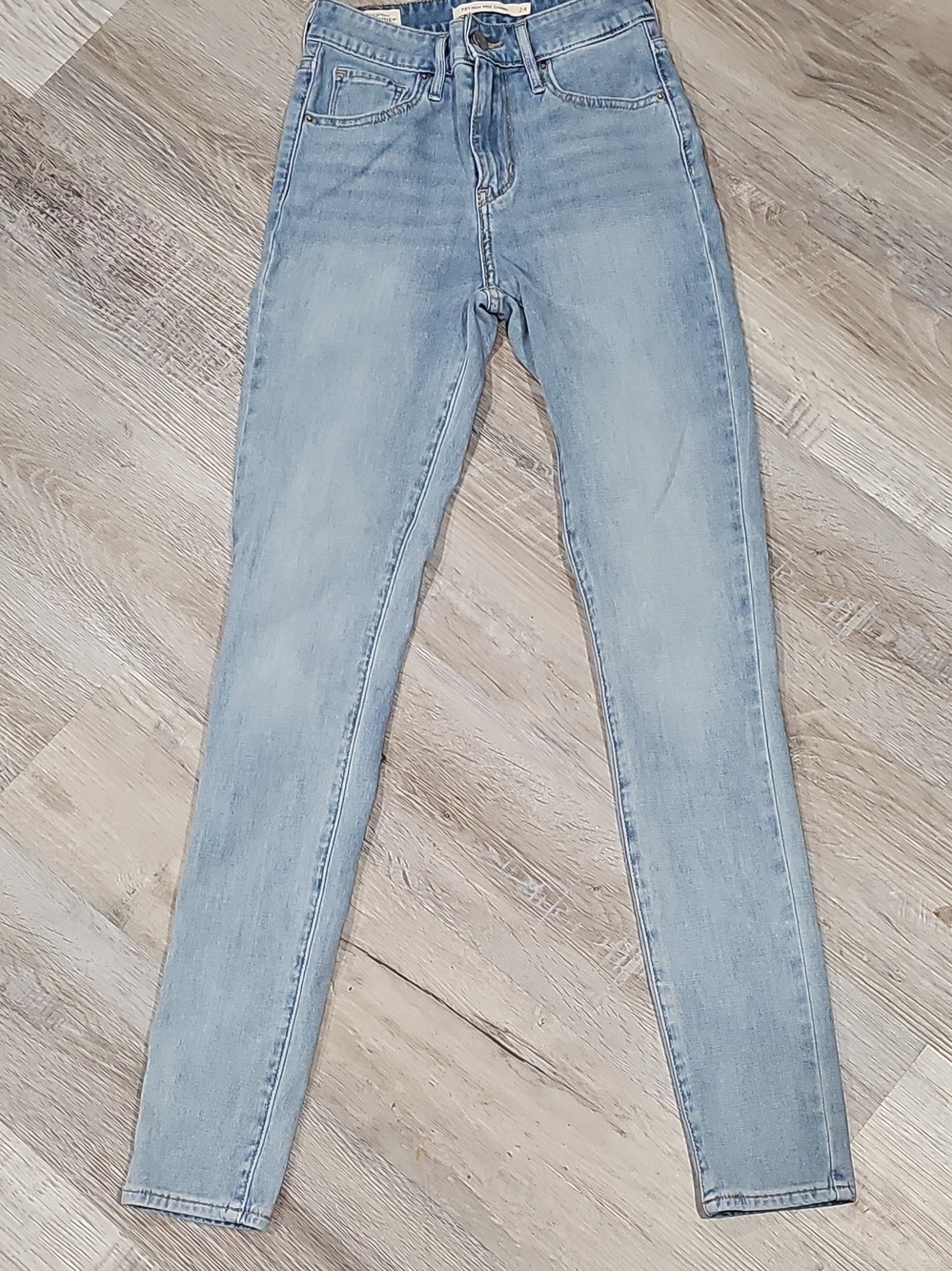 Levi's Women’s High-Rise Light Wash Skinny Jeans 24 X 30